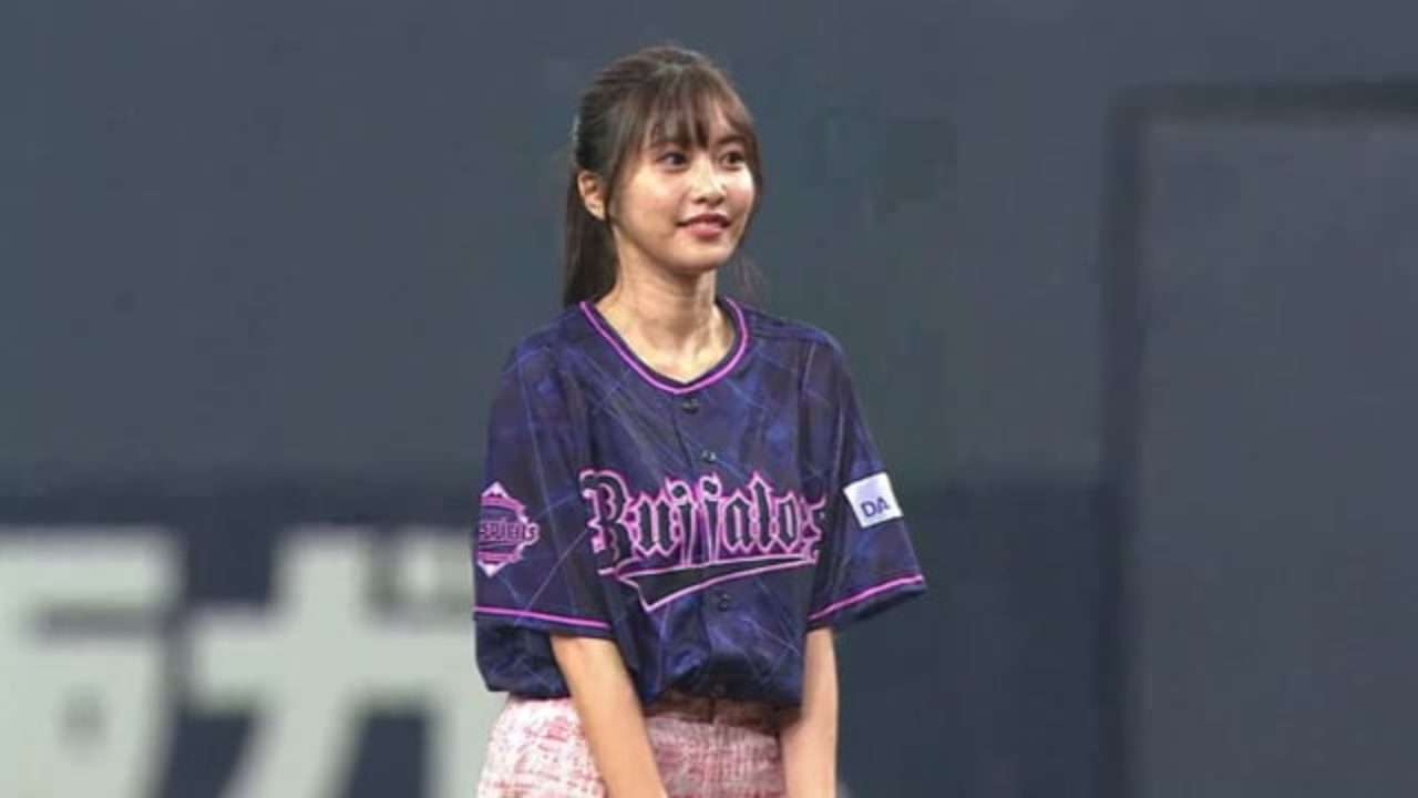 佐野ひなこの始球式 山崎賢人に似てると話題になったグラビアモデル 野球のメディア