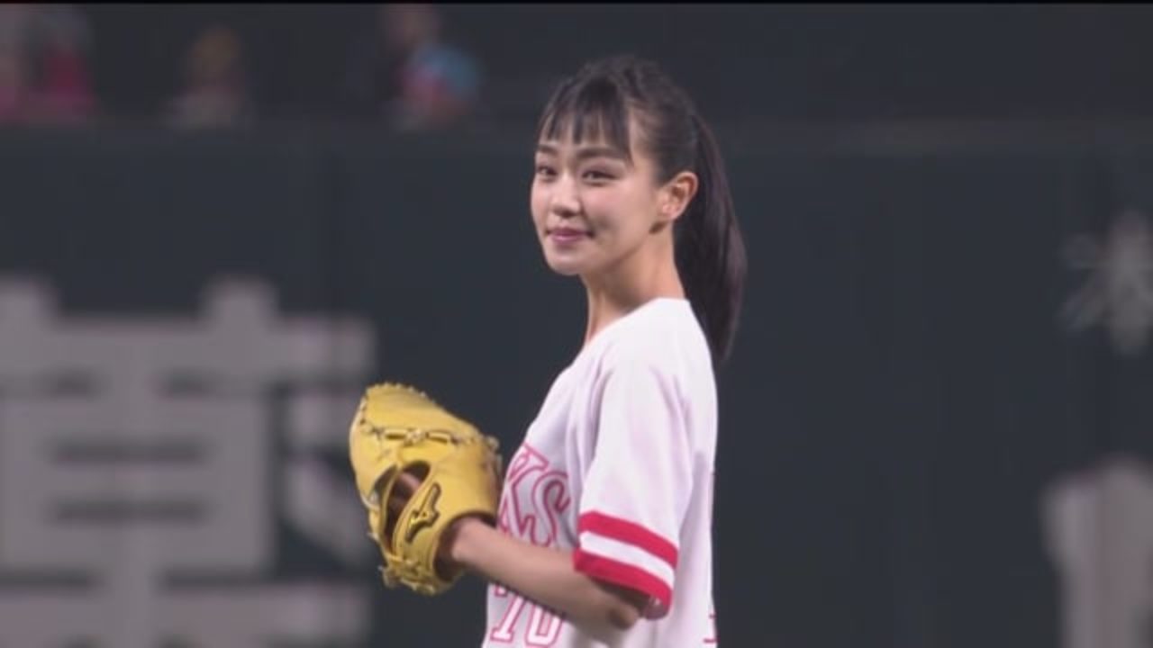 奈緒のケンタウロス始球式が話題に ソフトバンクの球団cm出演女優 野球のメディア