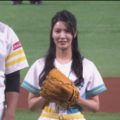 サラ シャヒが始球式で捕手に抱き着く 元ダラスカウボーイズのチア 野球のメディア